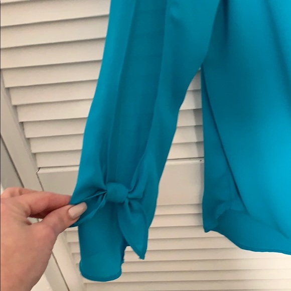 Sea green Cut To Curve Blouse - Picture 3 of 7